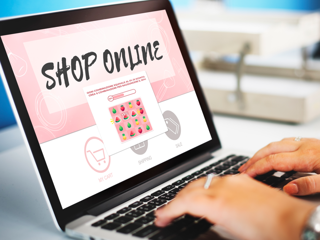 Persona che naviga un sito web ecommerce, dove compare un pop-up ecommerce game dove appare la scritta "ogni combinazione equivale al 5% di sconto. Crea 8 combinazioni per raggiungere il 30%.